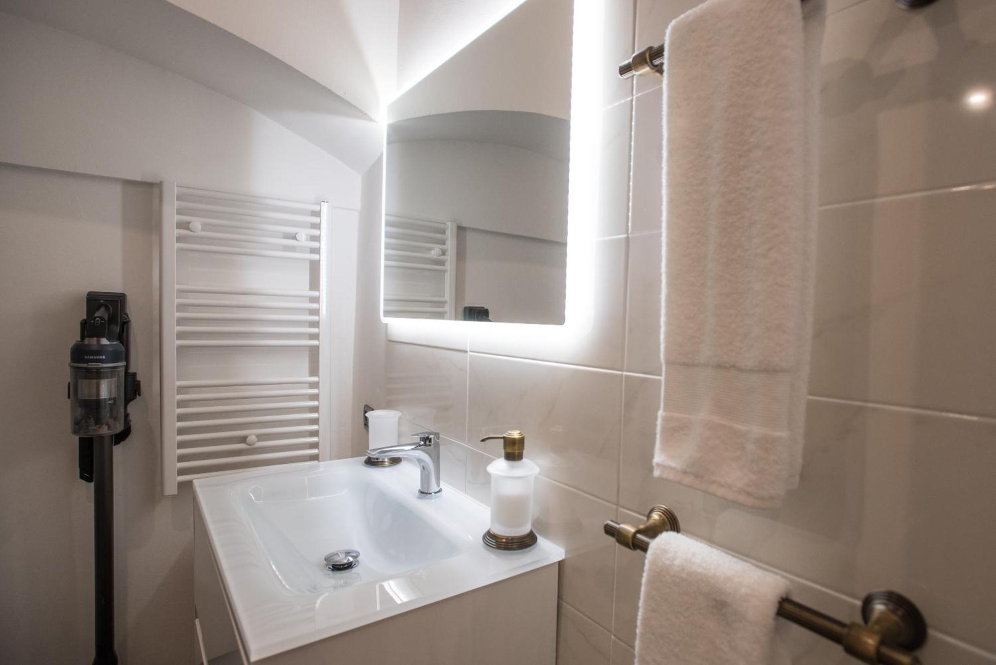 Apartment In The City Centre - Free Private Parking Cagliari Luaran gambar